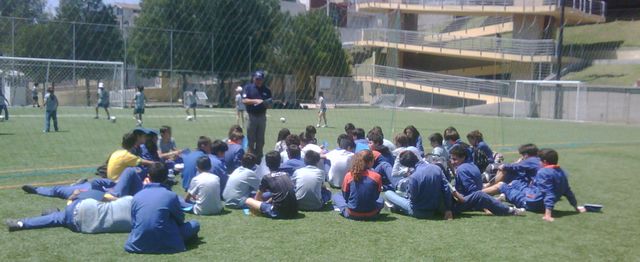 Explicación sobre el uso adecuado del cuadernillo de trabajo por parte del Profesor Marcelo Tapia