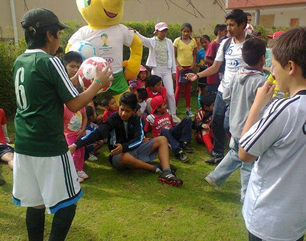 Sesion fotografica de los niños proyecto CAS, con muñeco Mascota del Mundial de Fútbol 2014