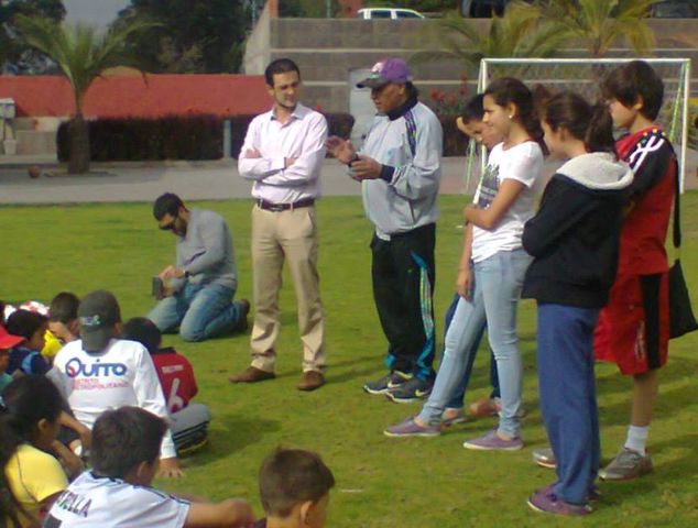Agradecimiento a los Representantes de KIA Motors Ecuador, por parte del Profesor Marcelo Tapia en representación de la Escuela de Fútbol CAS