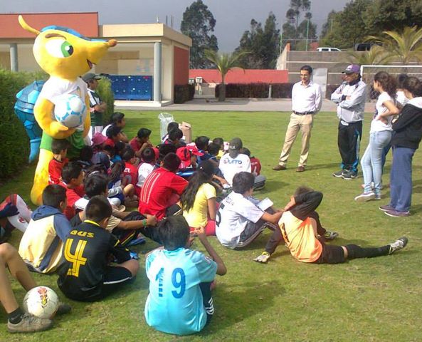 Representantes de KIA Motors Ecuador, el Professor Marcelo Tapia y los niños del proyecto CAS Terranova en el acto formal de entrega de implementos por parte de KIA Motors